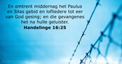 Handelinge 16:25