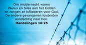 Handelingen 16:25